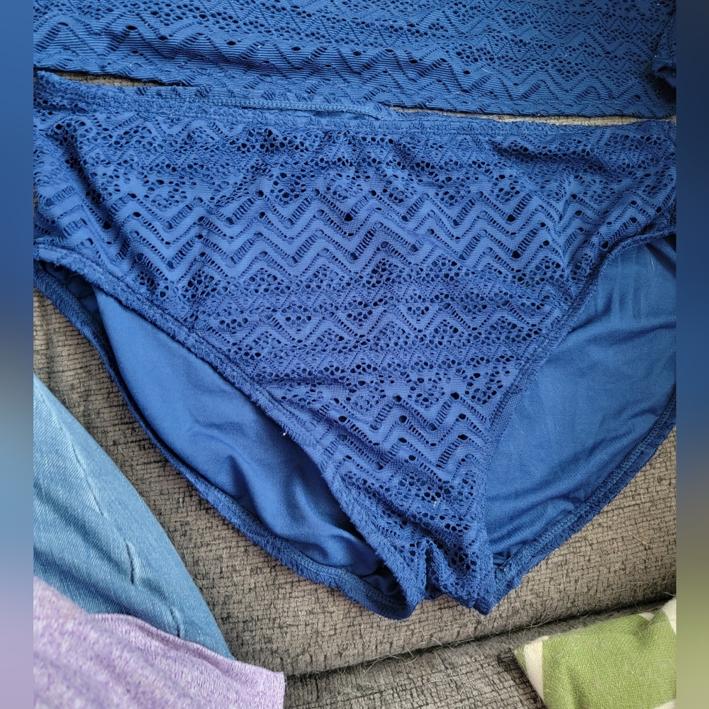Women's blue 2X 18W-20W  swim suit, 2 piece, some fuzziness, good condition - Picture 2 of 5